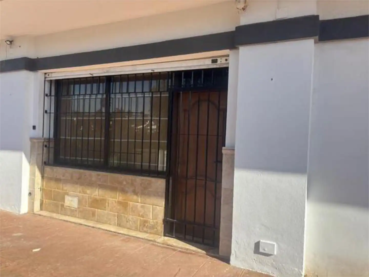 Vista exterior de Local de alquiler en Estepona con Aire acondicionado