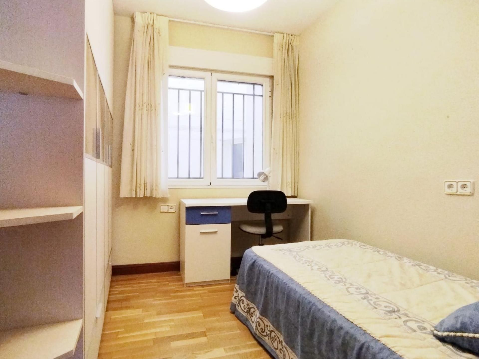 Dormitori de Pis per a compartir en Soria Capital  amb Calefacció, Parquet i Moblat