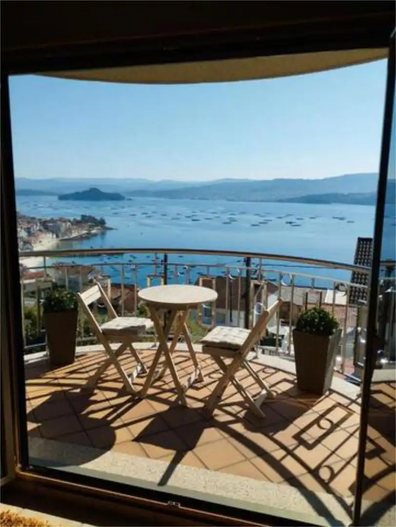 Einfamilien-Reihenhaus zur Miete in Dorrón Terrasse von Einfamilien-Reihenhaus zur Miete in Sanxenxo mit Privatgarten, Terrasse und Schwimmbad