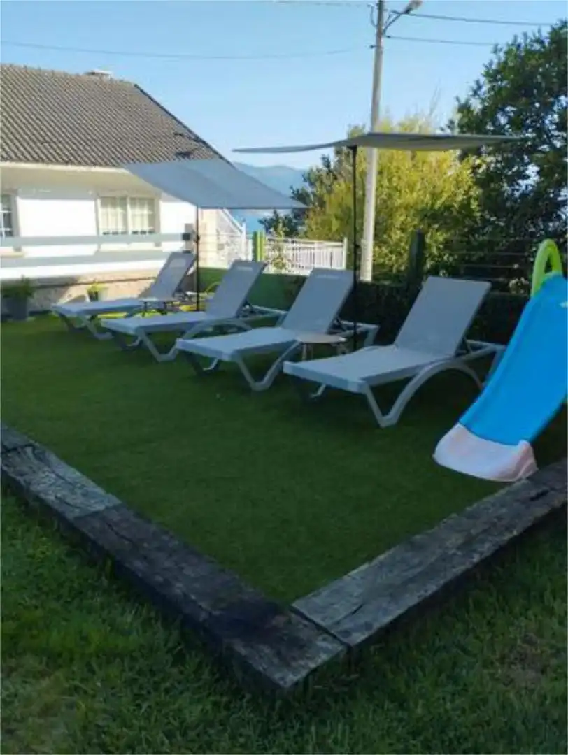 Einfamilien-Reihenhaus zur Miete in Dorrón Terrasse von Einfamilien-Reihenhaus zur Miete in Sanxenxo mit Privatgarten, Terrasse und Schwimmbad