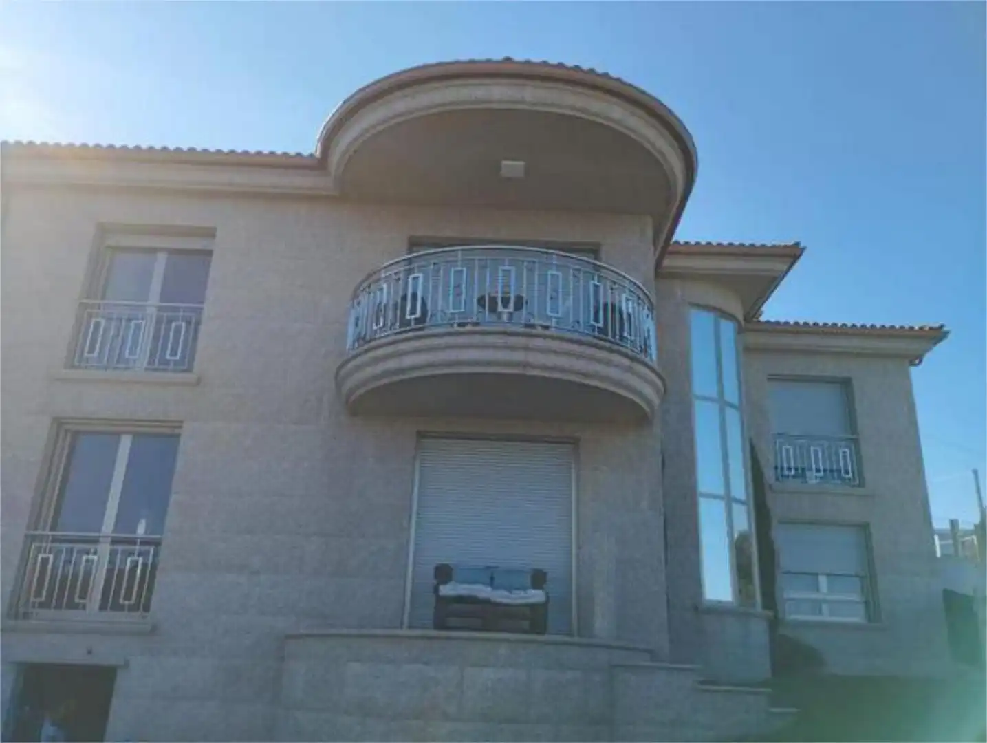 Einfamilien-Reihenhaus zur Miete in Dorrón Außenansicht von Einfamilien-Reihenhaus zur Miete in Sanxenxo mit Privatgarten, Terrasse und Schwimmbad