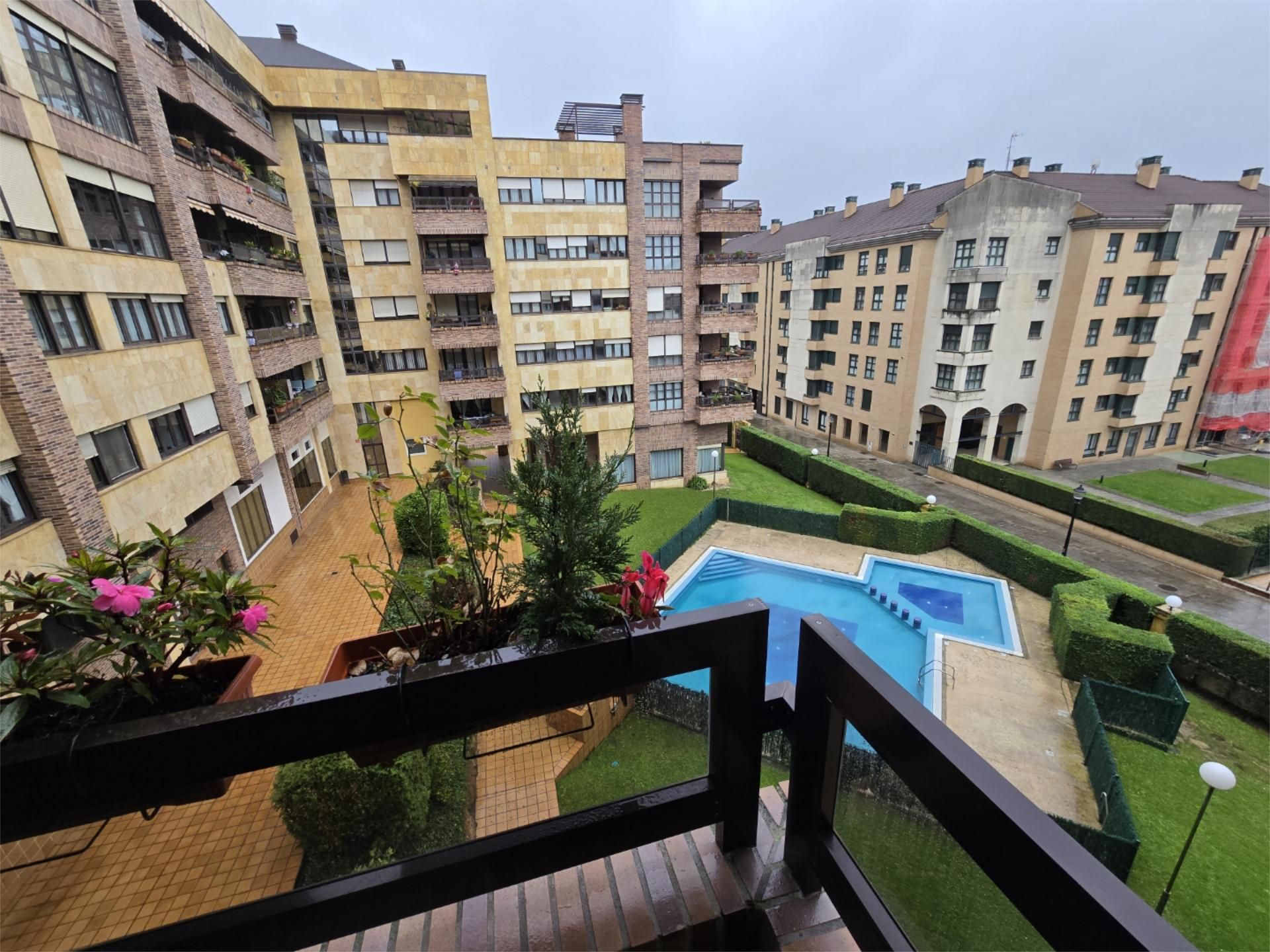 Piscina de Pis de lloguer en Gijón  amb Calefacció, Jardí privat i Parquet