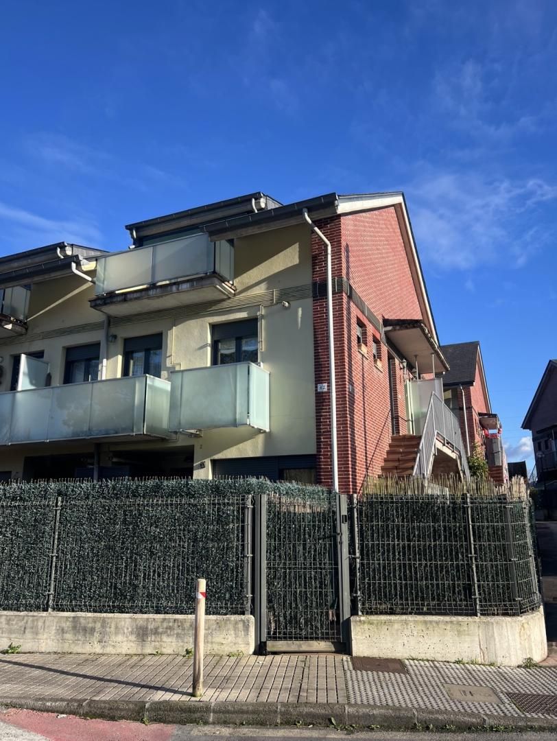 Pis en venda a Calle la Robleda, 42, Cartes Vista exterior de Pis en venda en Cartes amb Calefacció, Parquet i Terrassa