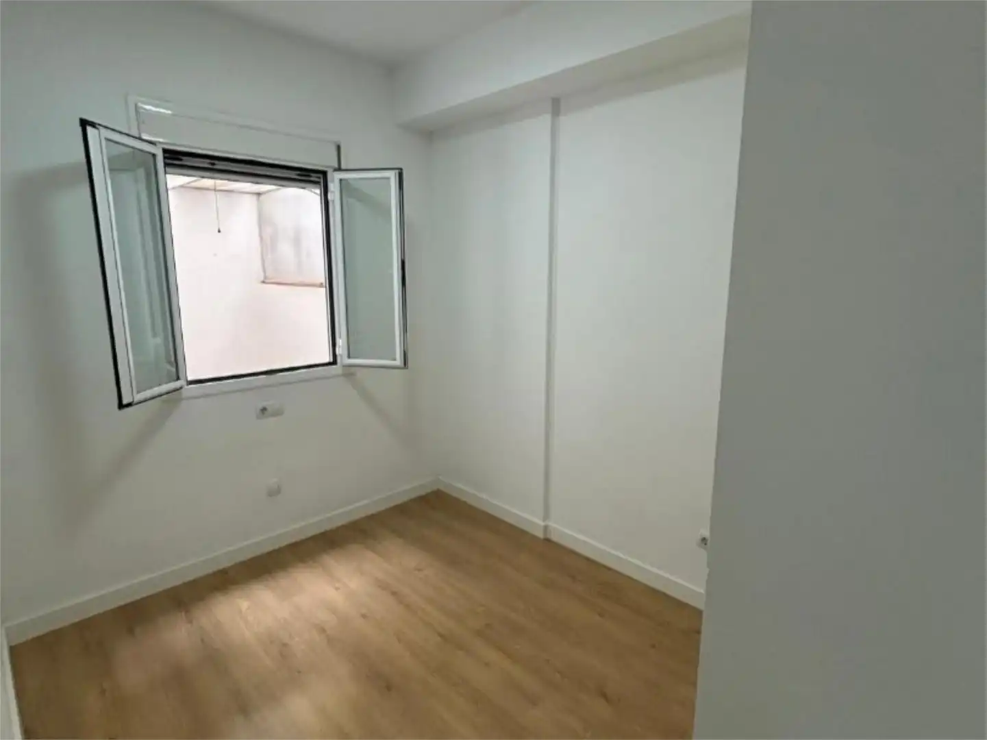 Bedroom of Flat for sale in Sevilla  with Air Conditioner, Heating and Private garden
