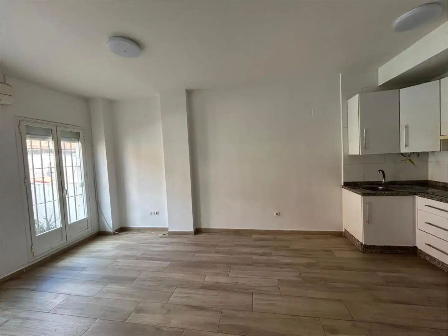 Bedroom of Flat for sale in Sevilla  with Air Conditioner, Heating and Private garden