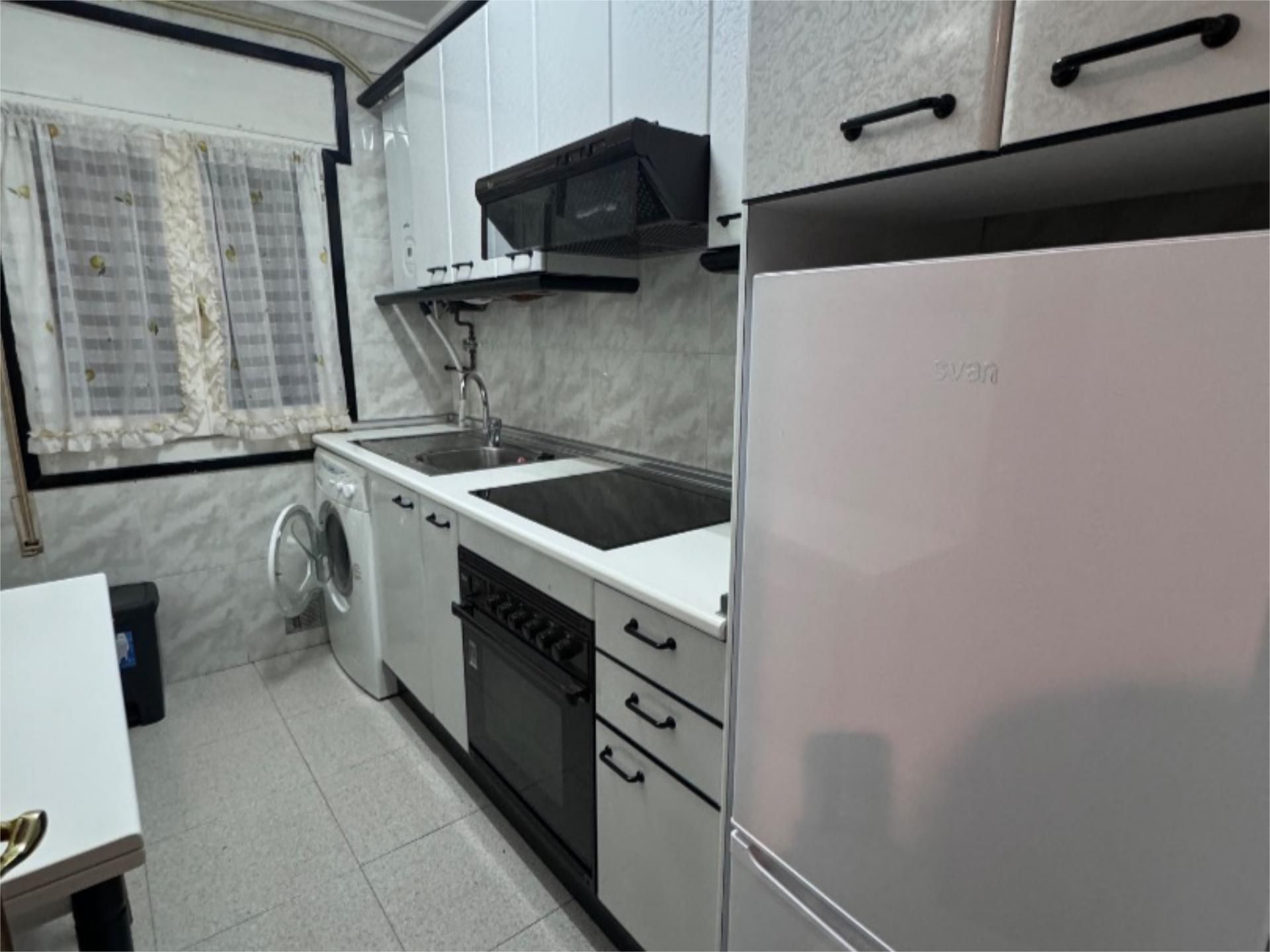 Cuina de Pis de lloguer en Alcañiz amb Calefacció i Moblat