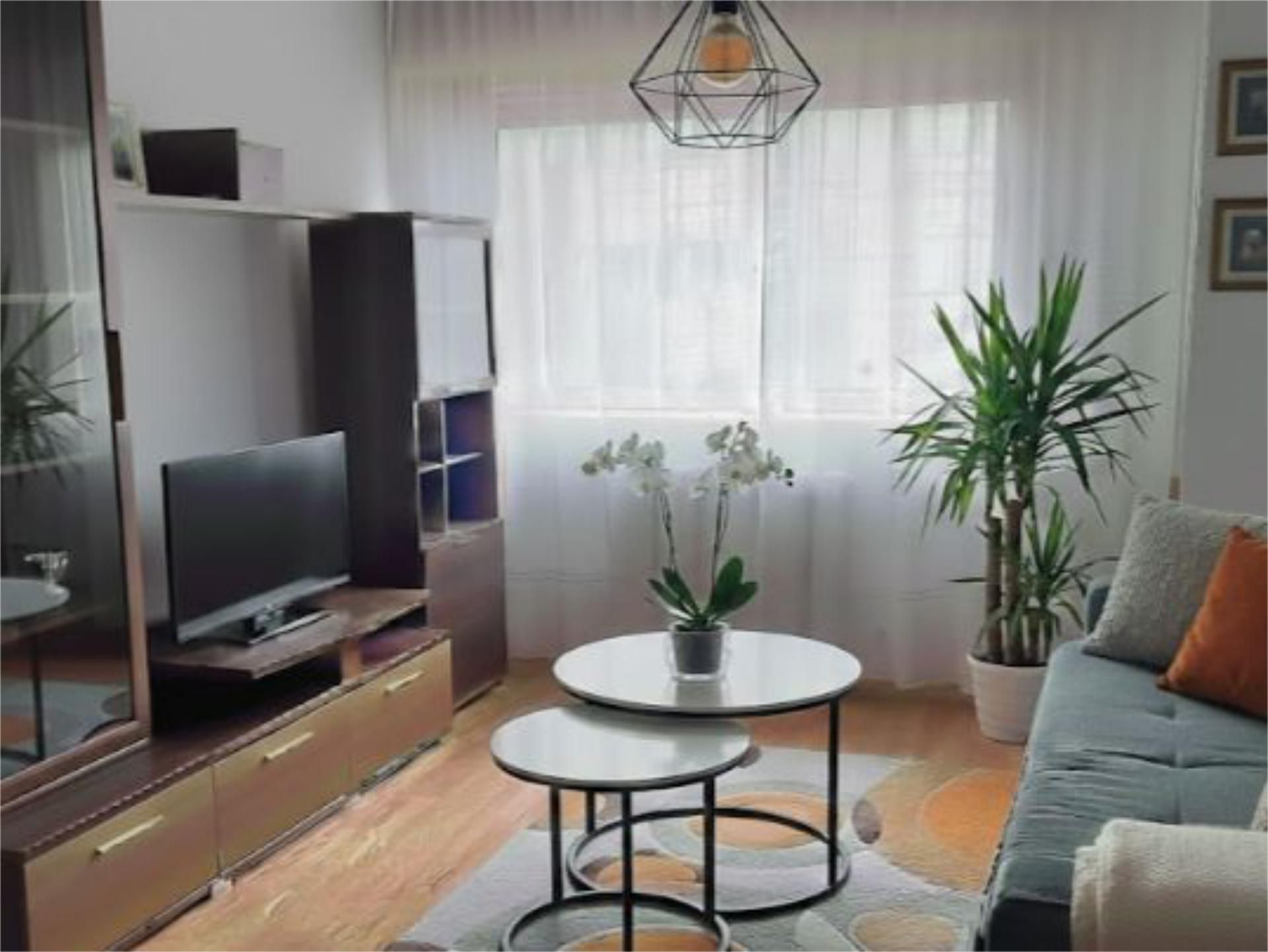 Living room of Flat to rent in Santiago de Compostela   with Heating, Parquet flooring and Furnished