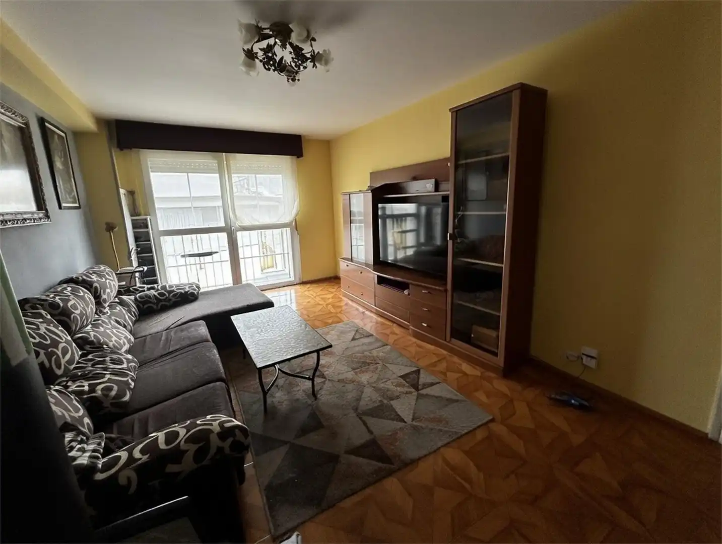 Sala de estar de Piso en venta en Valencia de Don Juan con Calefacción, Amueblado y Balcón