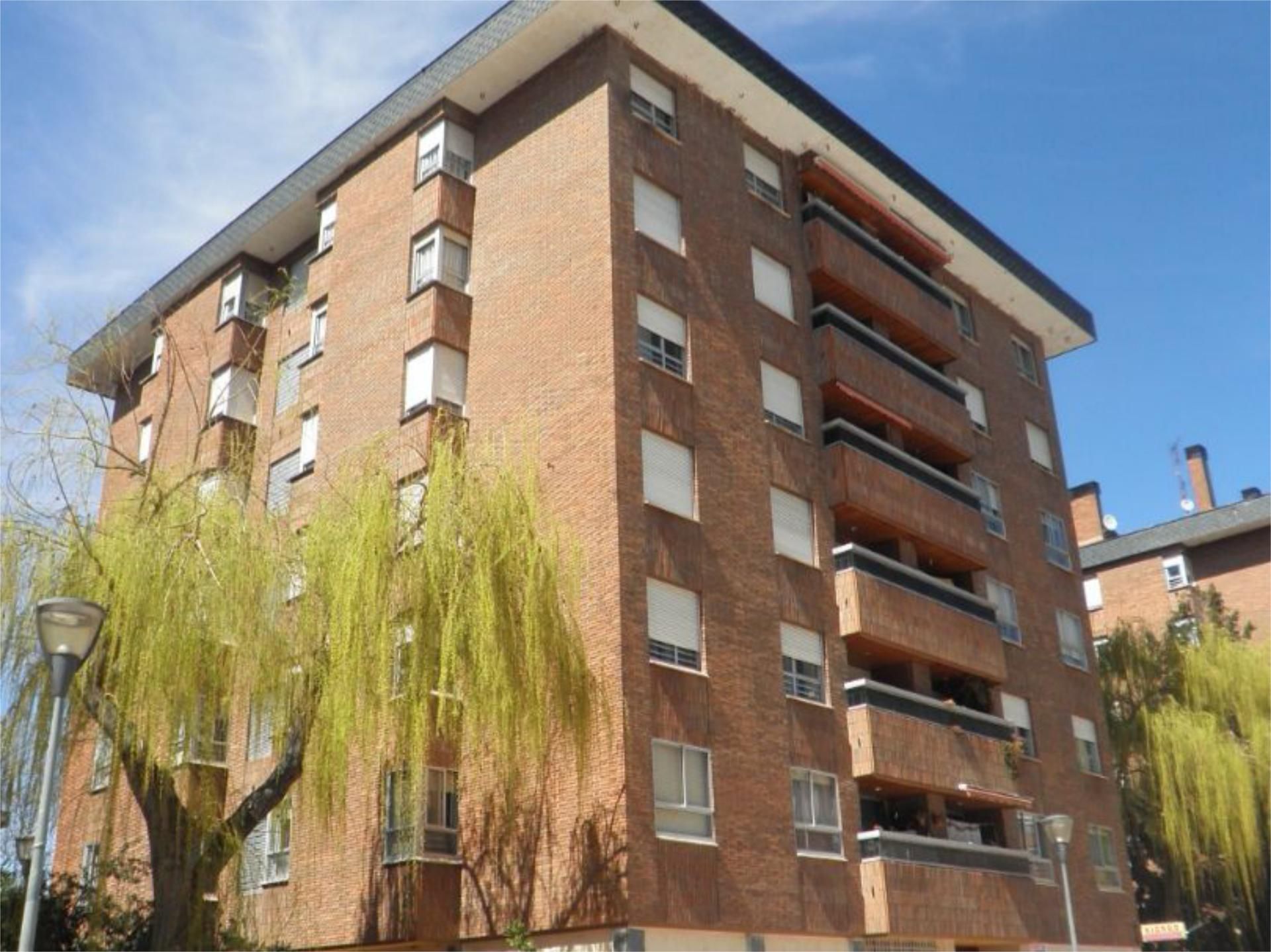 Vista exterior de Pis per a compartir en Valladolid Capital amb Calefacció, Parquet i Piscina