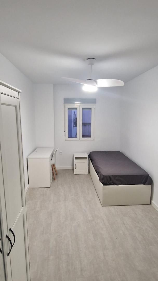 Bedroom of Flat for share in  Sevilla Capital  with Furnished