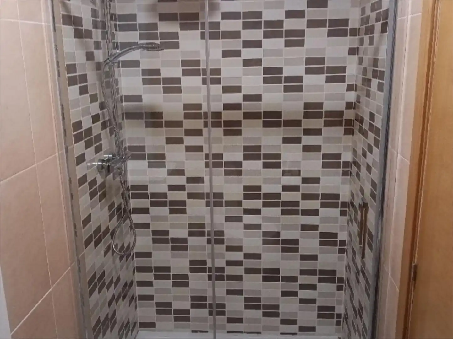 Bathroom of Attic for share in Lalín  with Heating, Parquet flooring and Terrace