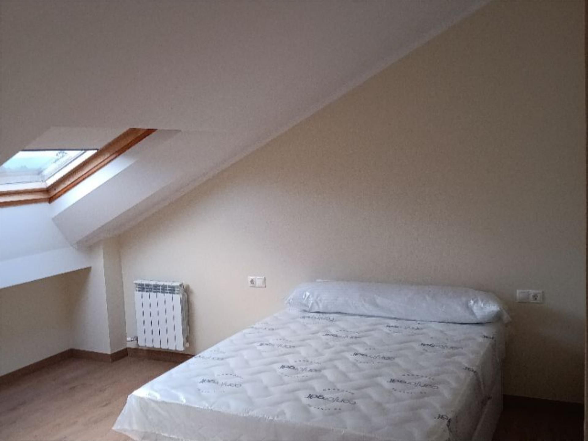 Dormitori de Àtic per a compartir en Lalín amb Calefacció, Parquet i Terrassa