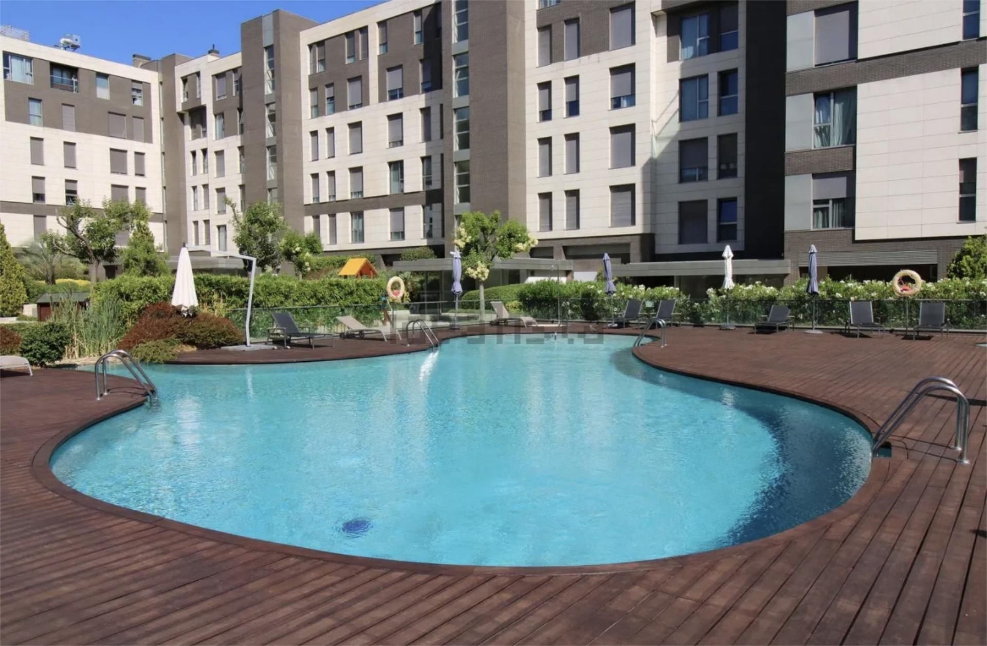 Swimming pool of Flat to rent in  Madrid Capital  with Air Conditioner, Heating and Private garden