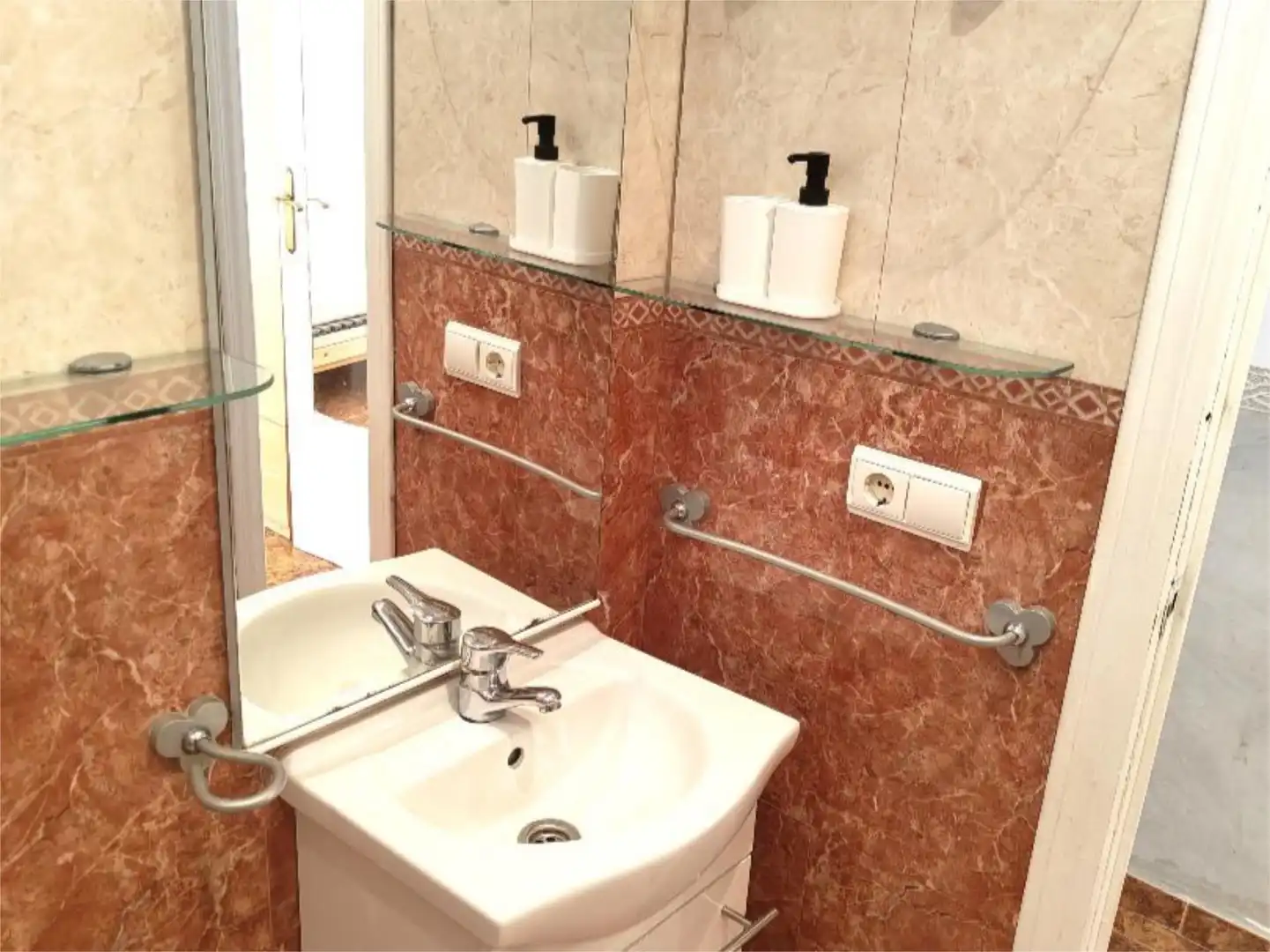Baño de Piso de alquiler en Alicante / Alacant con Aire acondicionado, Amueblado y Balcón
