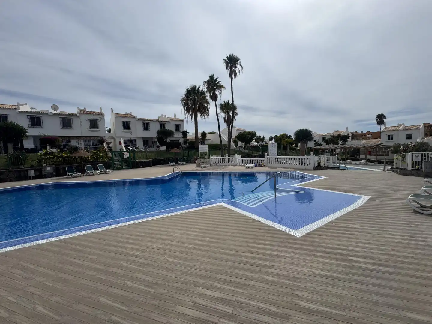 Einfamilien-Reihenhaus zum Verkauf in Golf del Sur - Amarilla Golf Schwimmbecken von Einfamilien-Reihenhaus zum Verkauf in San Miguel de Abona mit Klimaanlage, Heizung und Privatgarten