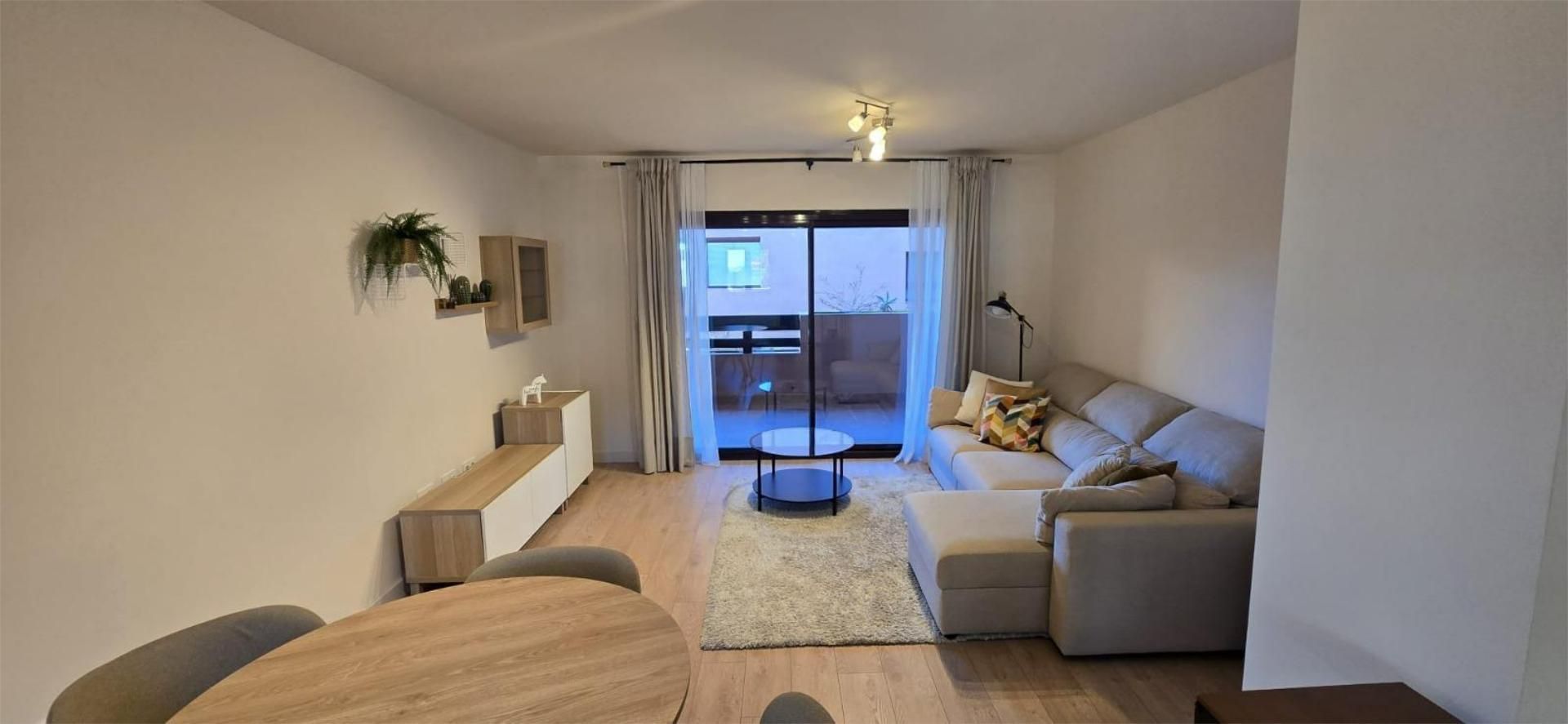 Sala d'estar de Pis de lloguer en Benalmádena amb Aire condicionat, Terrassa i Balcó