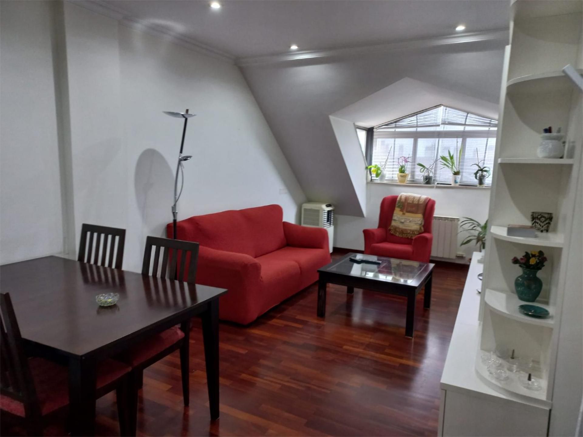 Pis de lloguer a Rúa Hedras, 7, O Milladoiro Sala d'estar de Pis de lloguer en Ames amb Calefacció, Jardí privat i Parquet