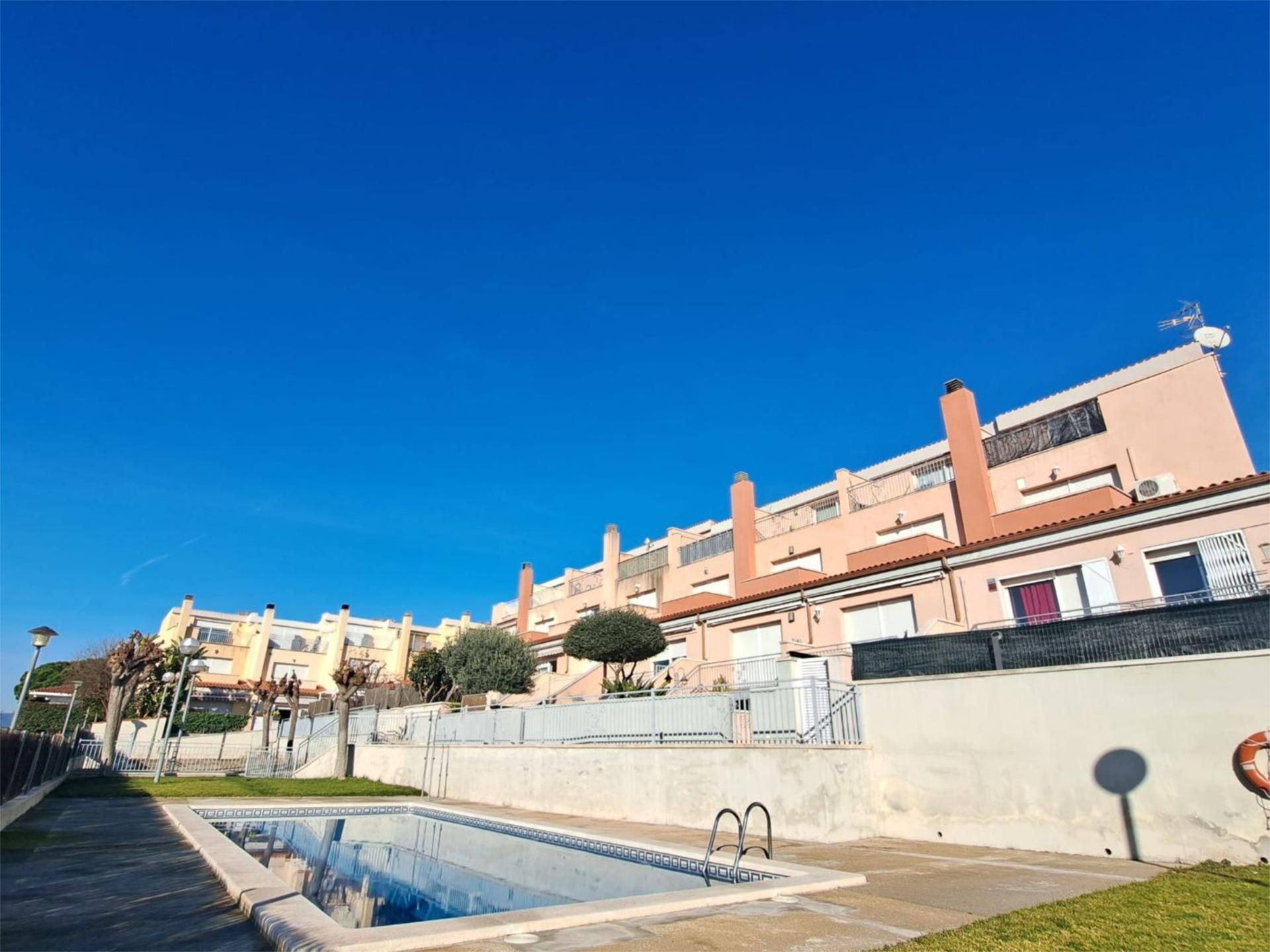 Vista exterior de Casa adosada en venda en El Vendrell amb Jardí privat, Terrassa i Piscina