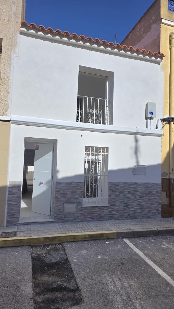 Vista exterior de Casa adosada en venta en El Pinós / Pinoso con Terraza, Trastero y Balcón