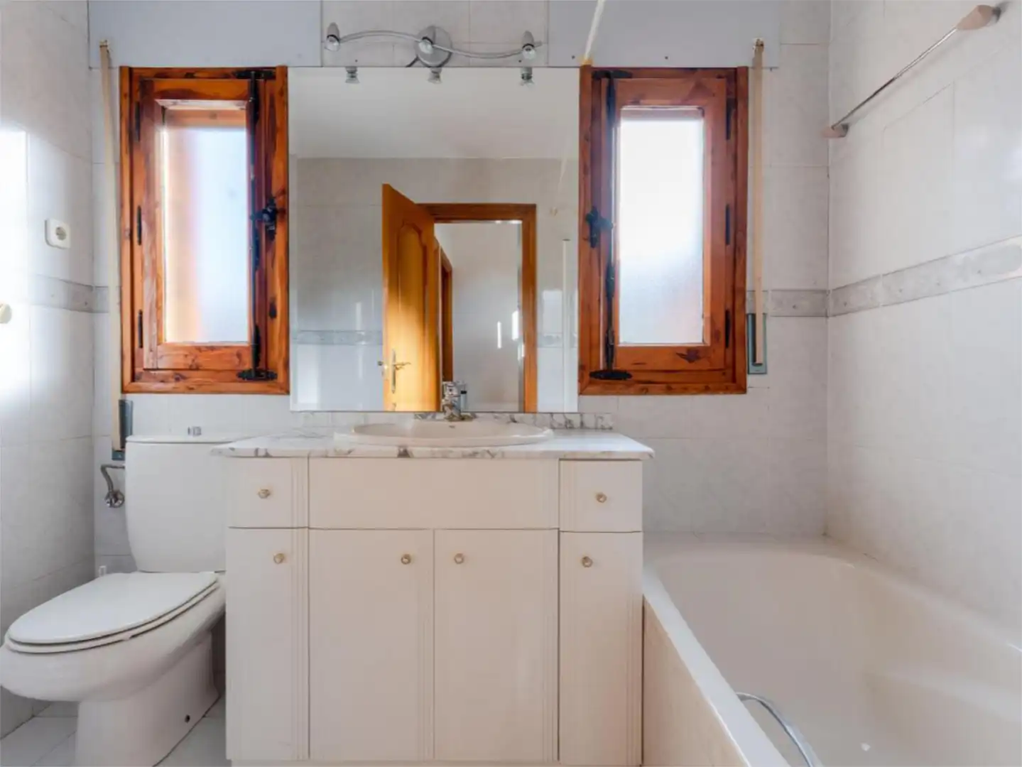 Bathroom of Houses for sale in Tres Cantos  with Heating, Private garden and Parquet flooring