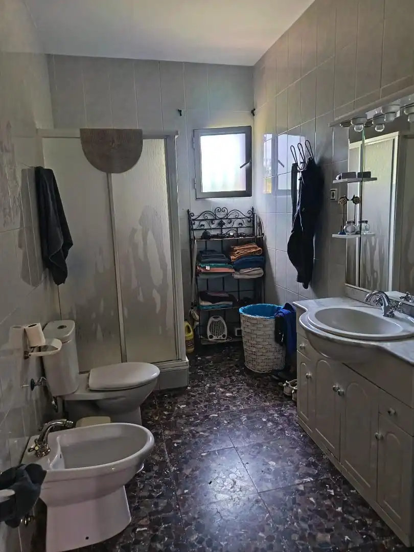 Country house zum Verkauf in Urbanización las Encinas, 2, San Roque - La Cruz - La Rozuela Badezimmer von Country house zum Verkauf in Linares mit Klimaanlage, Heizung und Privatgarten