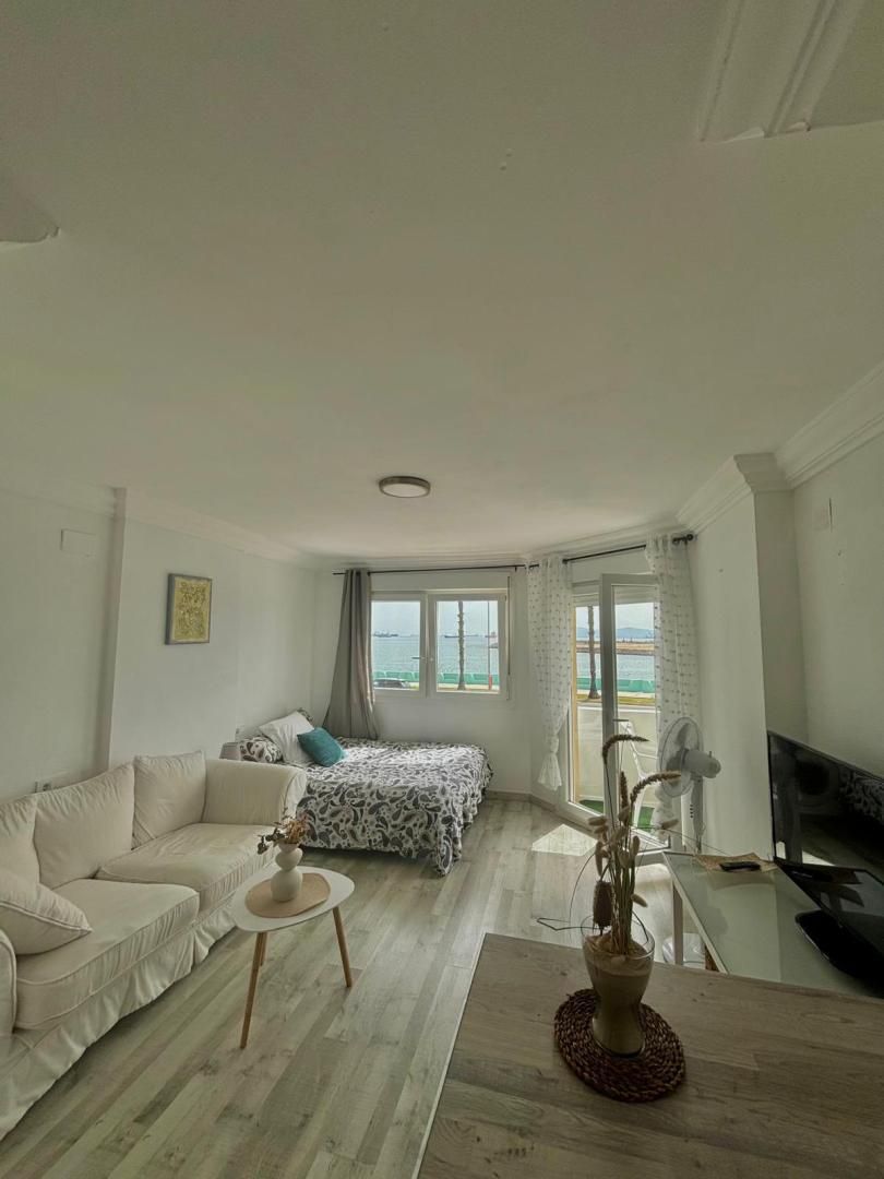 Bedroom of Flat to rent in La Línea de la Concepción  with Parquet flooring, Terrace and Furnished