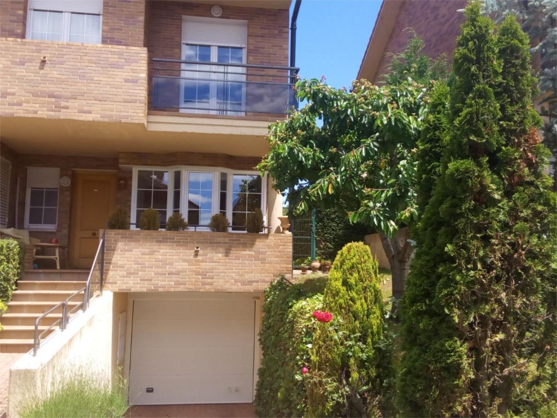 Vista exterior de Casa adosada de lloguer en Valle de Egüés / Eguesibar amb Calefacció, Jardí privat i Parquet