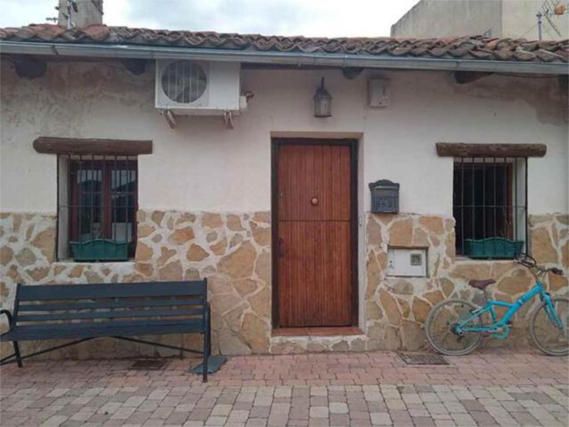 Vista exterior de Casa o xalet de lloguer en Valdeprados amb Calefacció, Moblat i Es permeten mascotes