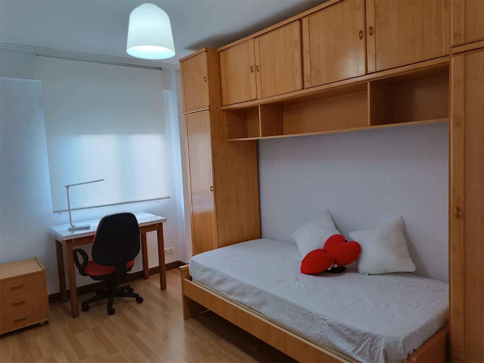 Bedroom of Flat to share in Valladolid Capital  with Heating, Parquet flooring and Furnished