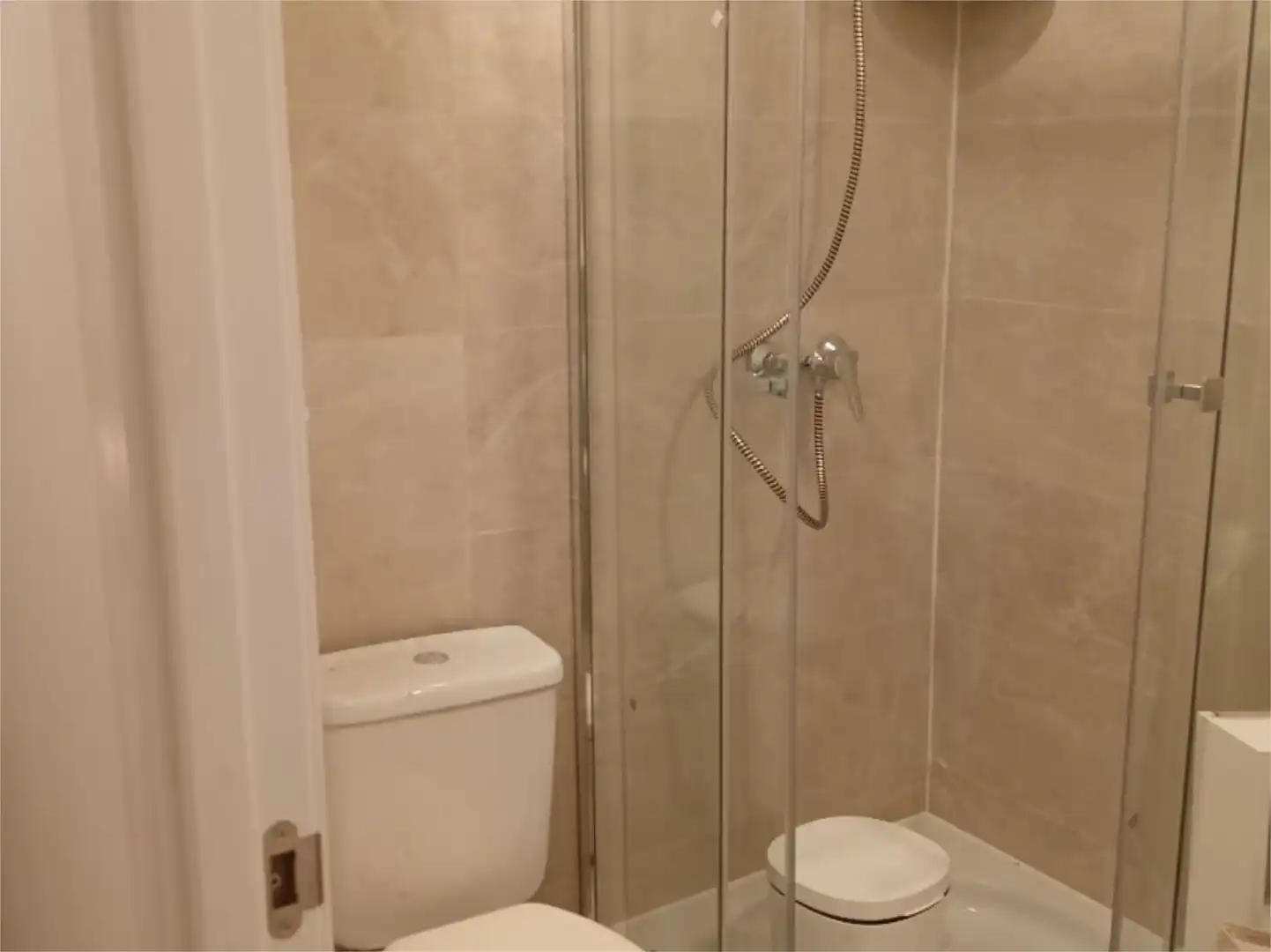Room in Calle Lobos, 1, Cañada del Fenollar Bathroom of Flat for share in Alicante / Alacant with Heating, Private garden and Swimming Pool