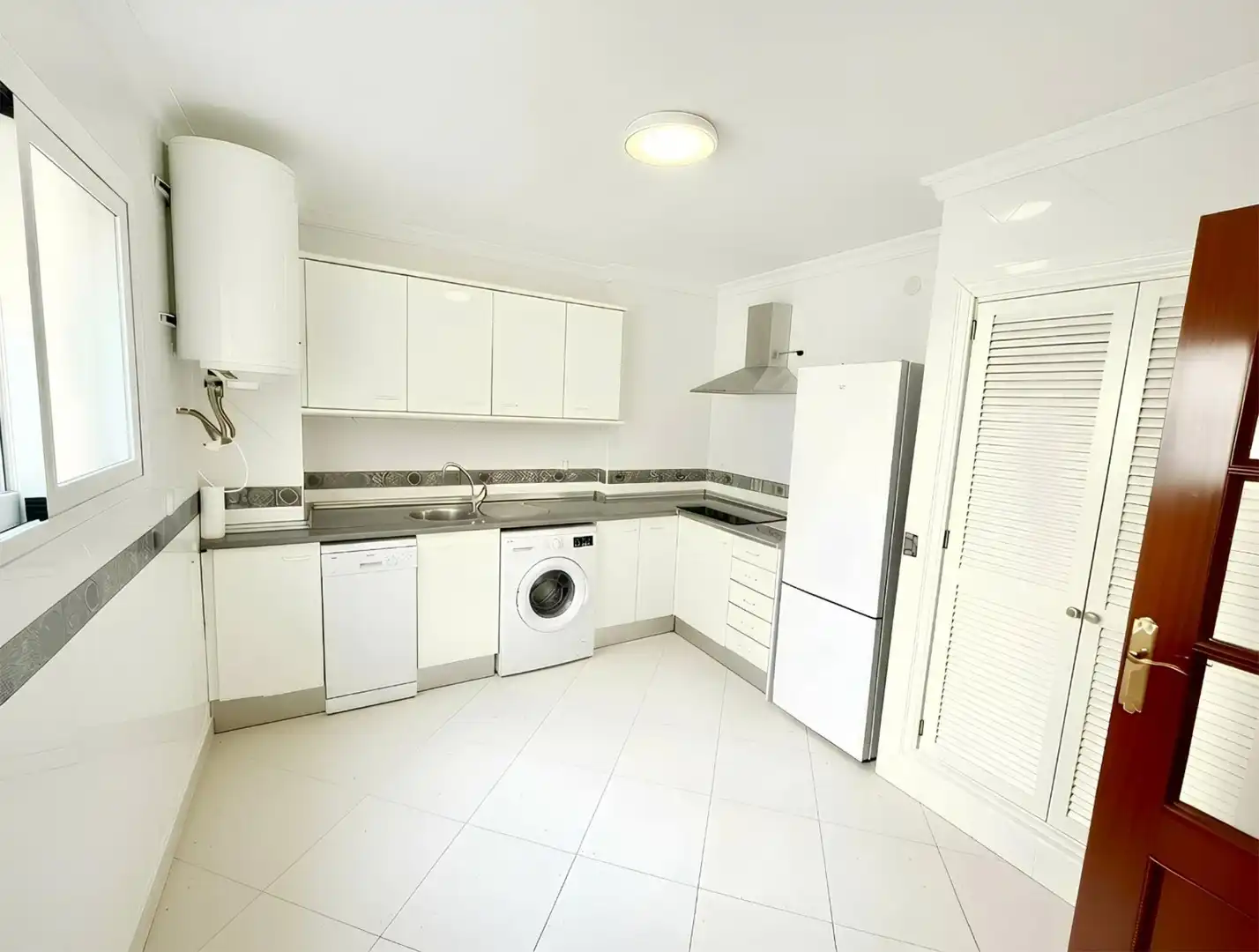 Wohnung zur Miete in Calle Cristo de la Epidemia, 92, Olletas - Sierra Blanquilla Küche von Wohnung zur Miete in Málaga mit Klimaanlage