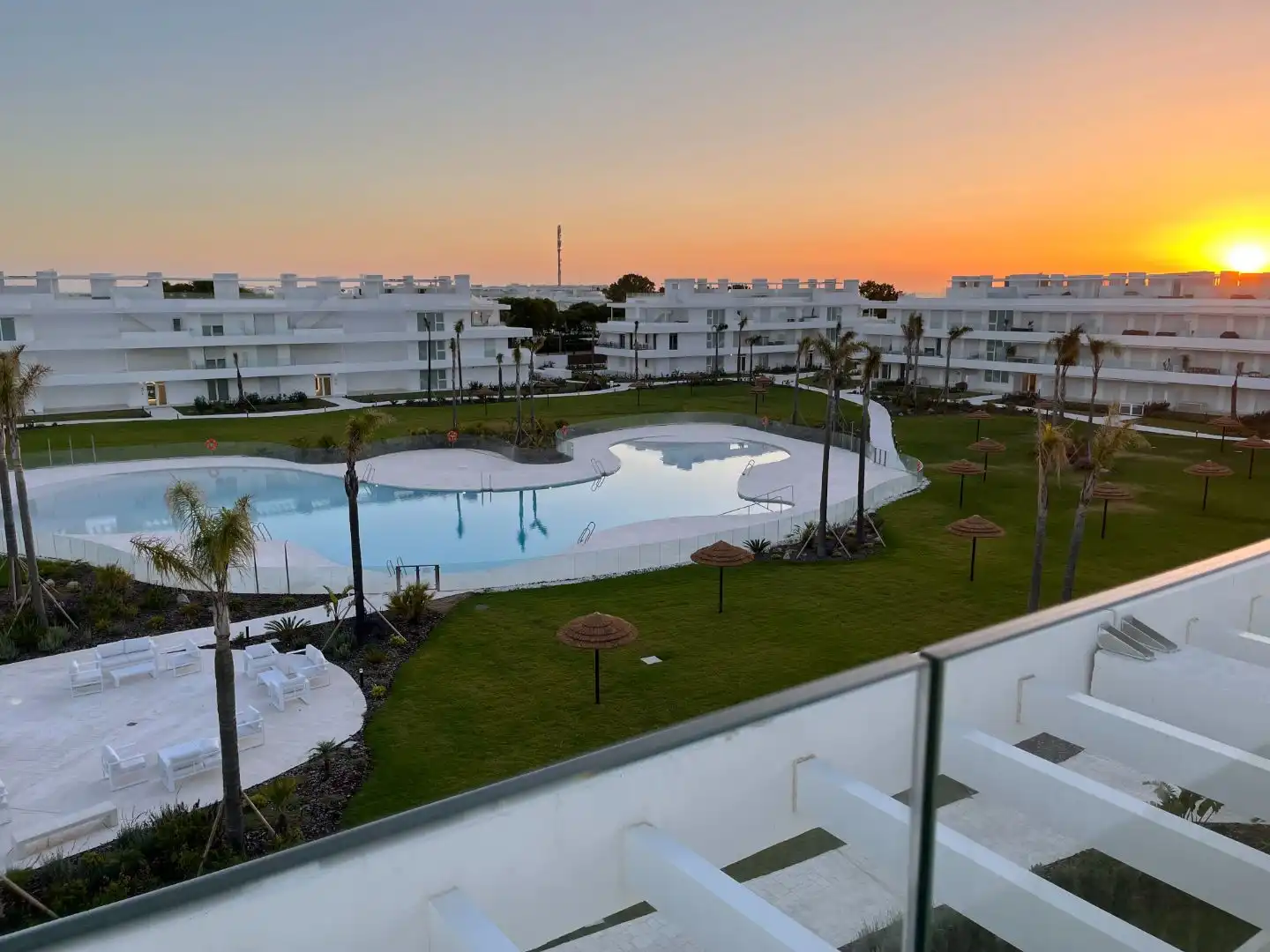 Attic for sale in Avenida de la Música, 8, Las Tres Piedras - Costa Ballena Swimming pool of Attic for sale in Chipiona with Air Conditioner, Terrace and Swimming Pool