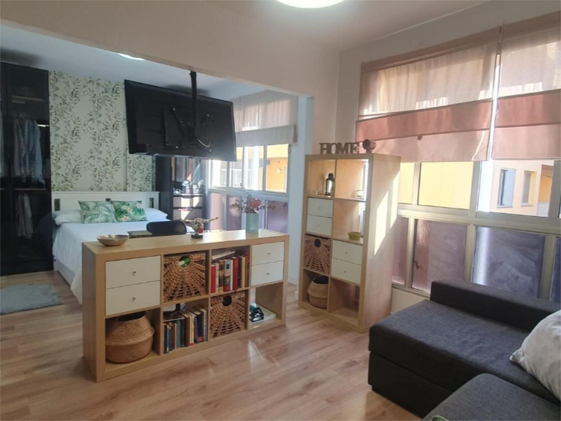 Pis en venda a Calle Italia, 5, El Médano Dormitori de Pis en venda en Granadilla de Abona amb Parquet i Moblat