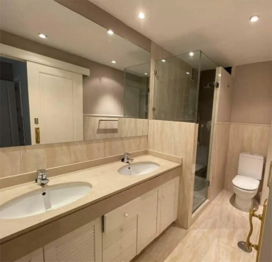 Badezimmer von Wohnung zum Verkauf in Ciudalcampo mit Klimaanlage, Heizung und Privatgarten