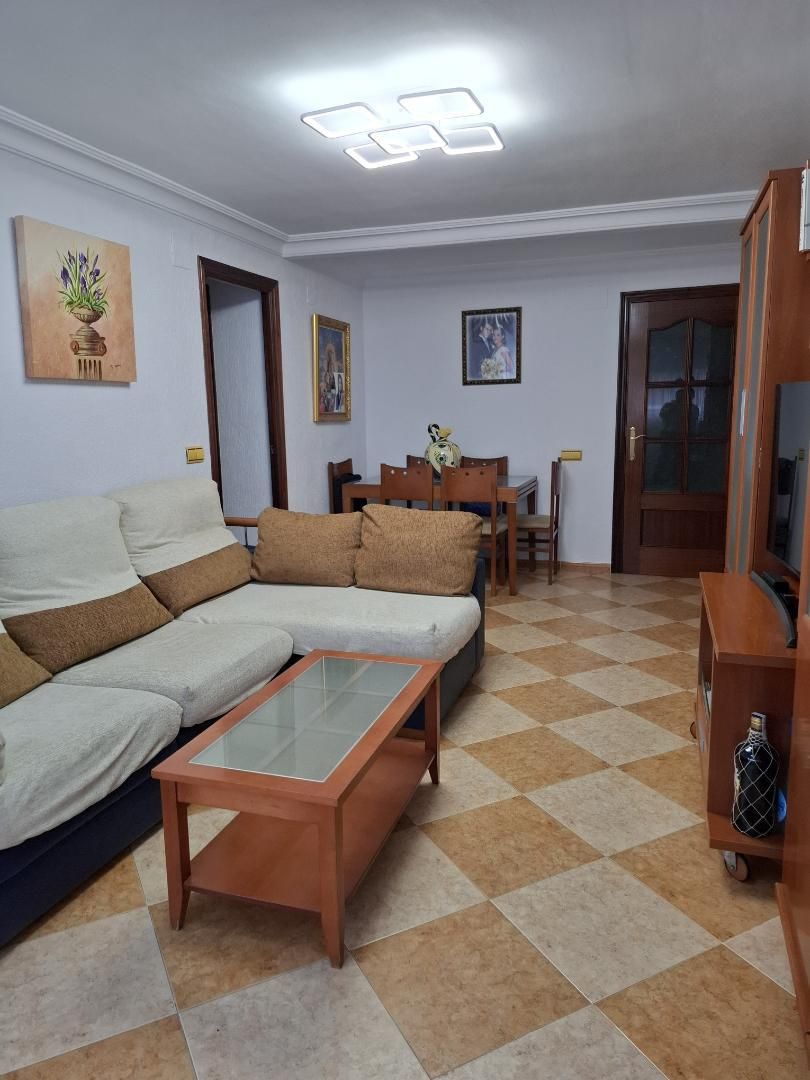 Piso en venta en Avenida de la Raza, 31, El Carmen - Cardeñas Sala de estar de Piso en venta en Huelva Capital con Aire acondicionado, Horno y Microondas