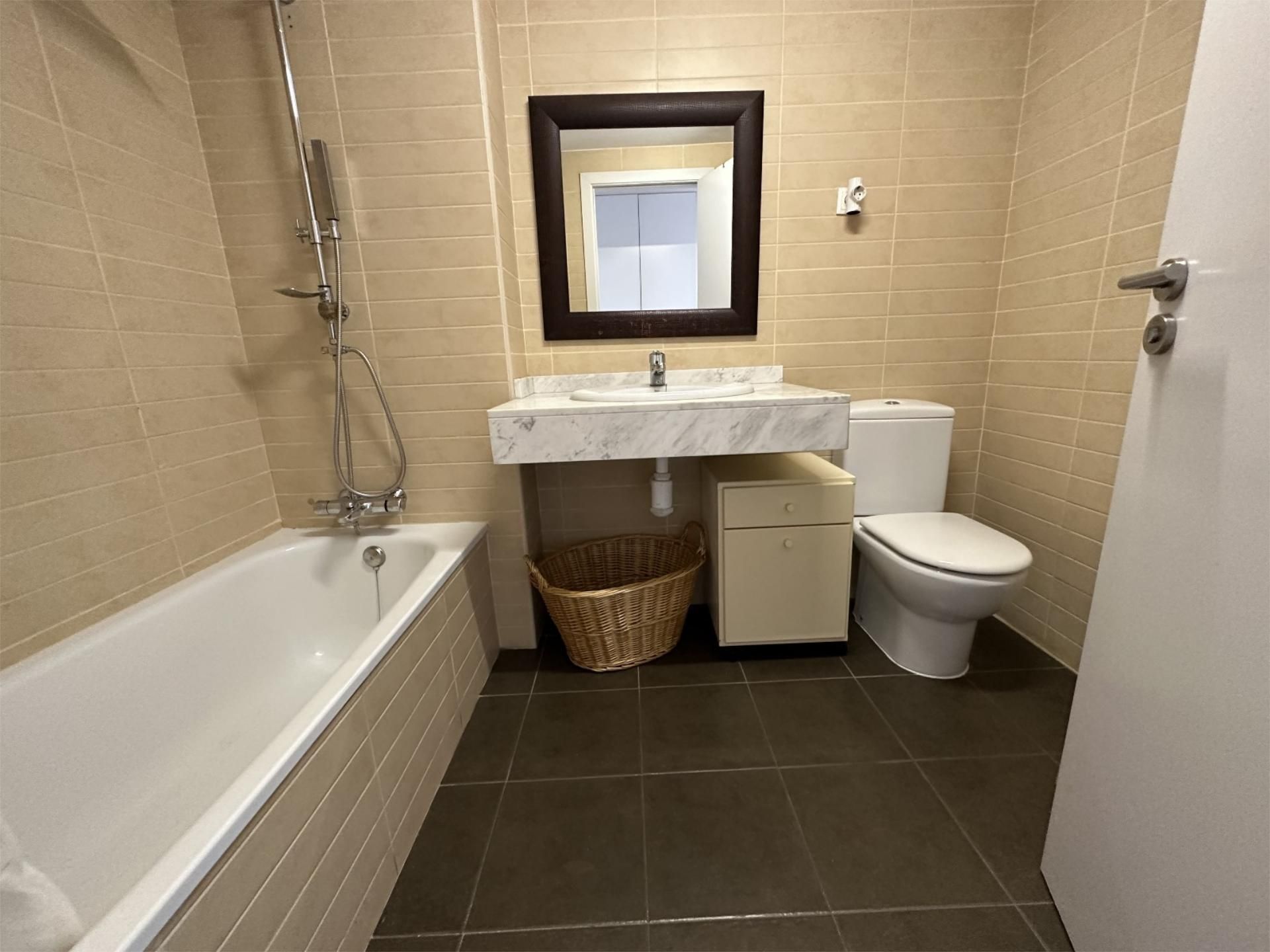 Baño de Dúplex de alquiler en Girona Capital con Aire acondicionado, Calefacción y Parquet