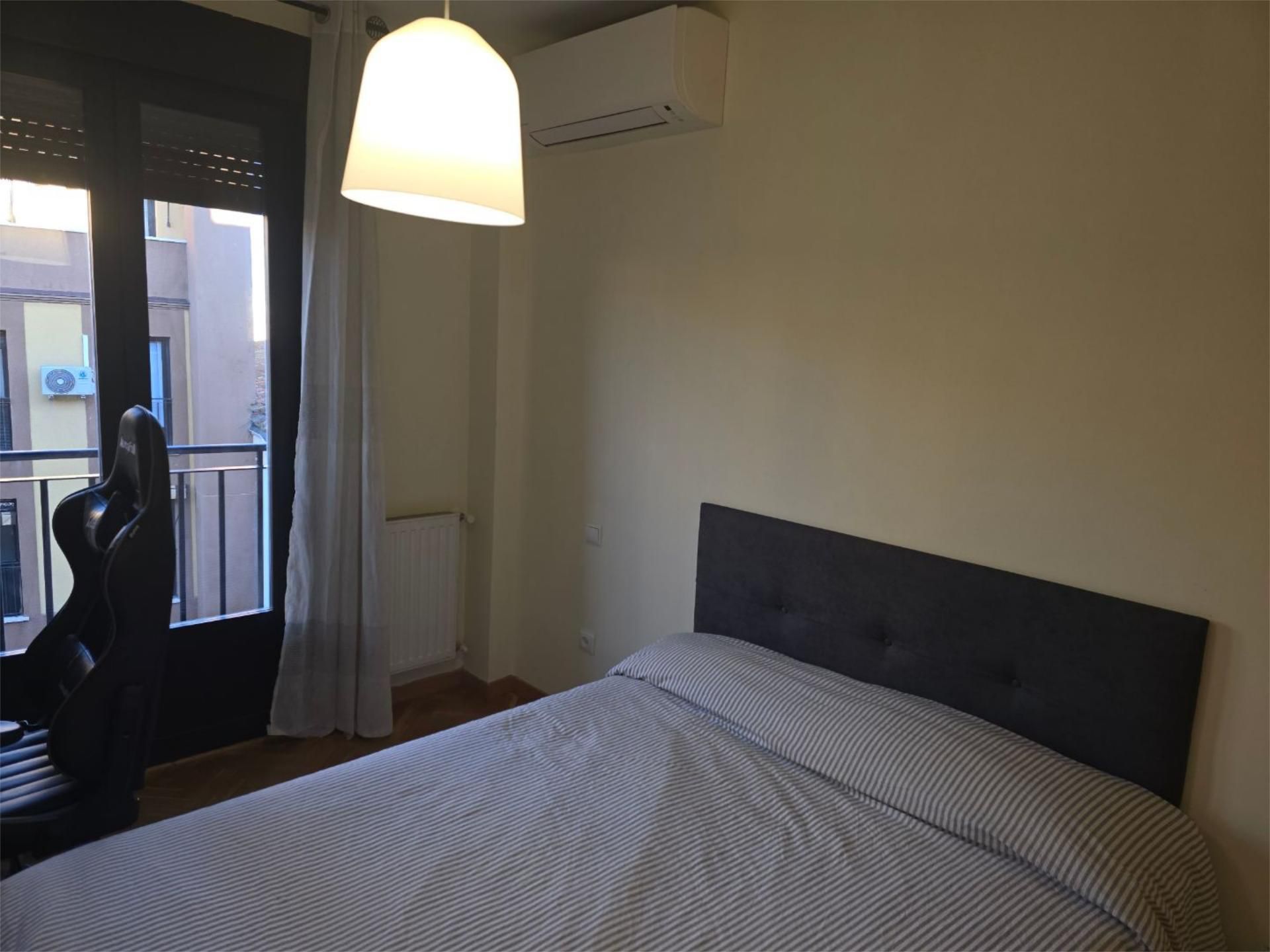 Bedroom of Flat to share in Pinto  with Air Conditioner, Heating and Parquet flooring