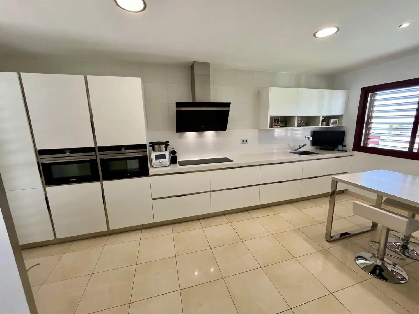 Houses for sale in Calle Madreselva, 11, Olivar de Quintos Kitchen of Houses for sale in Montequinto with Air Conditioner, Heating and Private garden