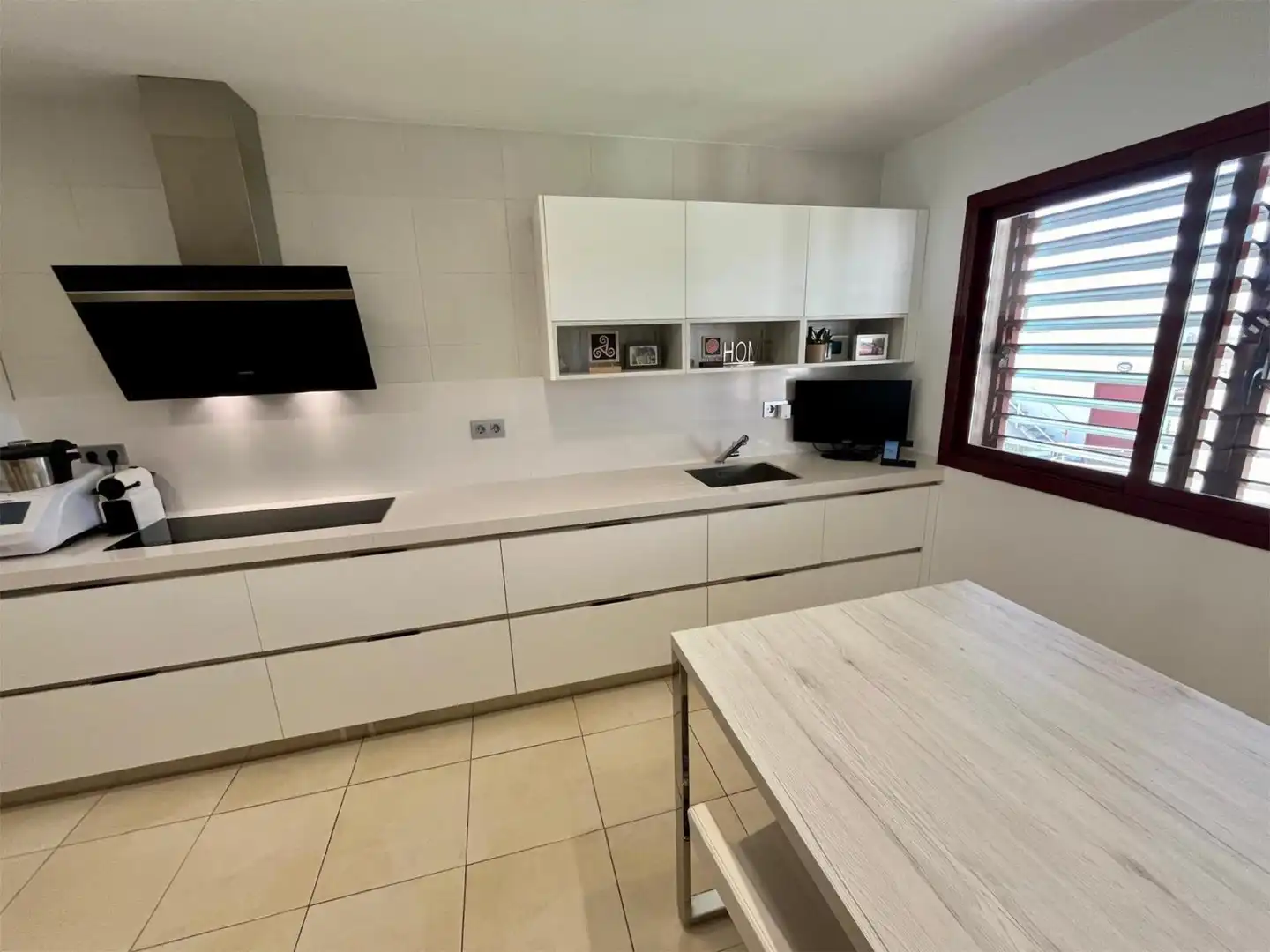 Houses for sale in Calle Madreselva, 11, Olivar de Quintos Kitchen of Houses for sale in Montequinto with Air Conditioner, Heating and Private garden