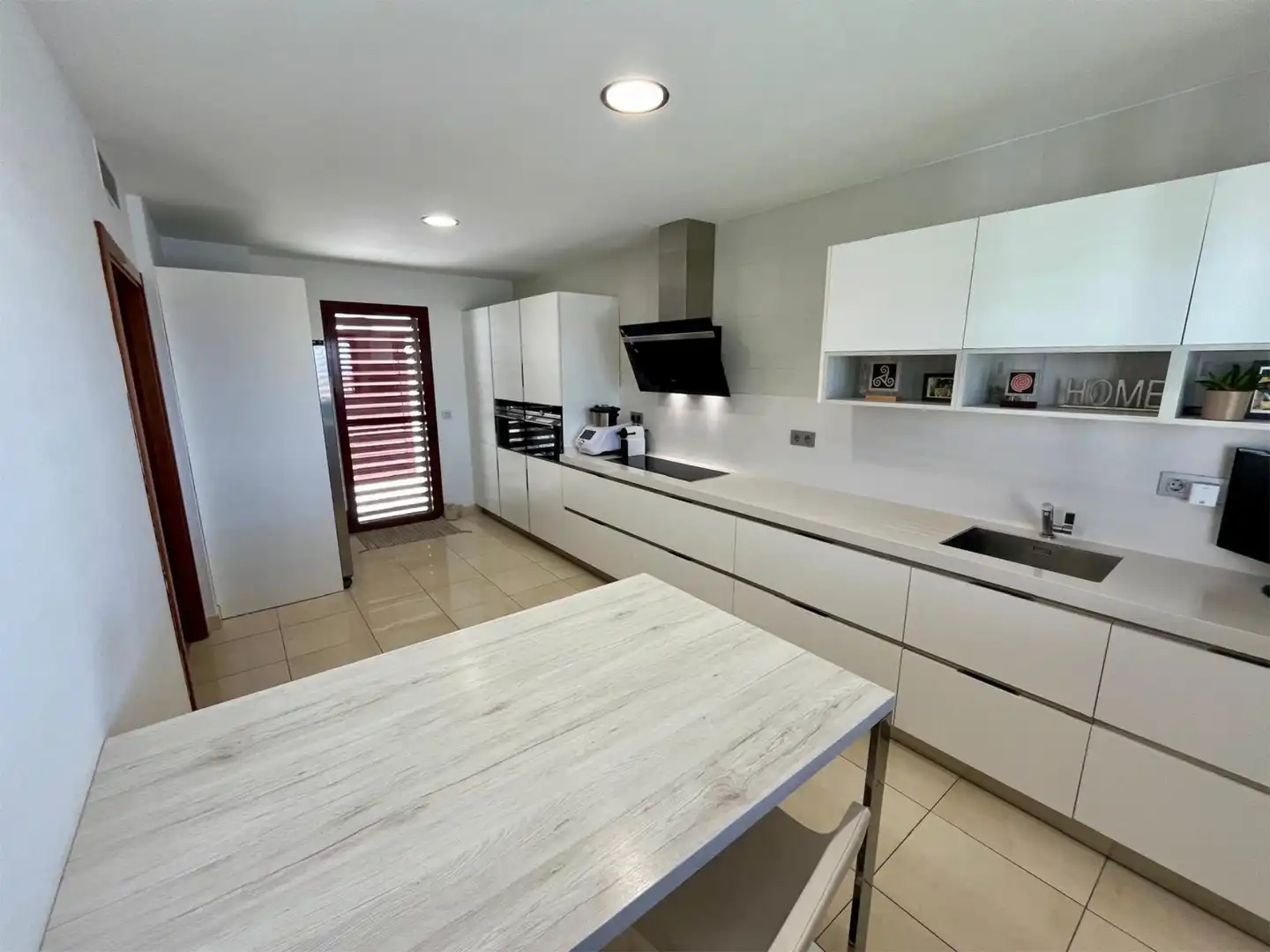 Houses for sale in Calle Madreselva, 11, Olivar de Quintos Kitchen of Houses for sale in Montequinto with Air Conditioner, Heating and Private garden