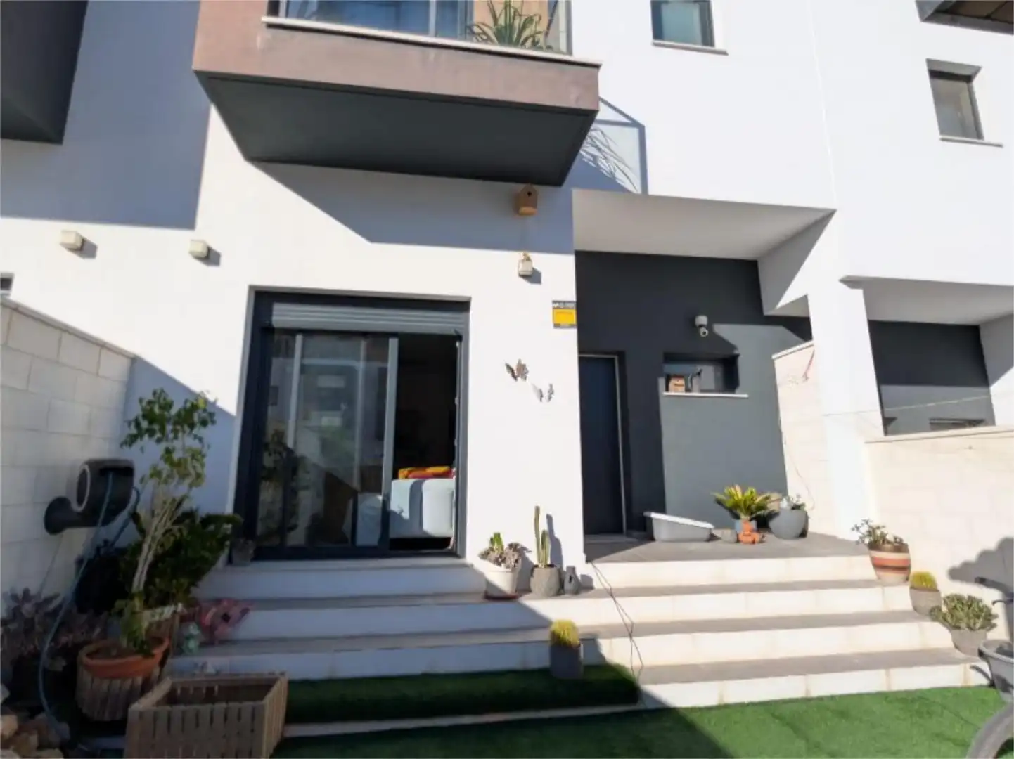 Houses for sale in Calle Zeus, 82, Los Molinos - Villa Blanca Exterior view of Houses for sale in Almería Capital with Air Conditioner, Terrace and Swimming Pool