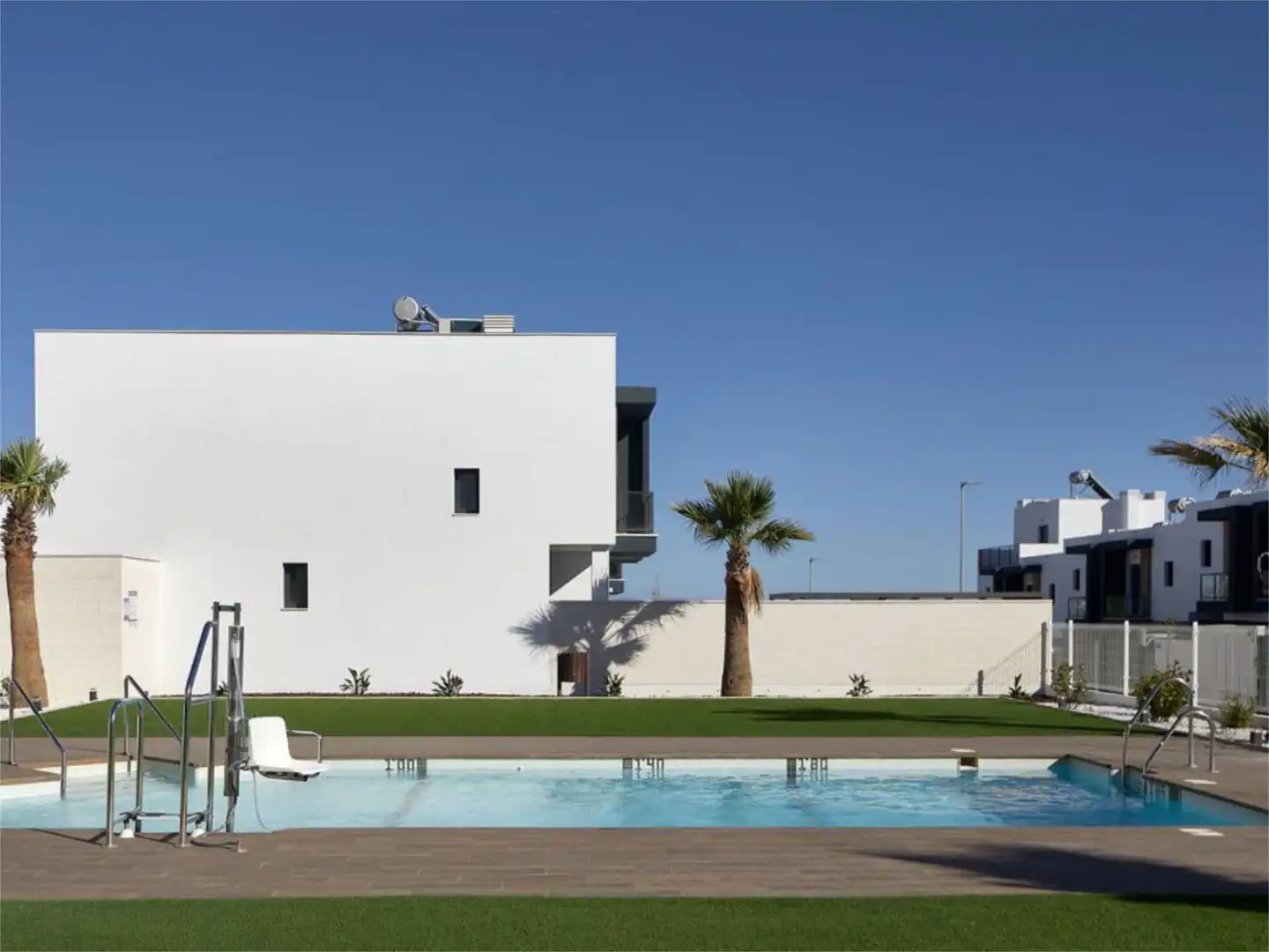 Houses for sale in Calle Zeus, 82, Los Molinos - Villa Blanca Swimming pool of Houses for sale in Almería Capital with Air Conditioner, Terrace and Swimming Pool