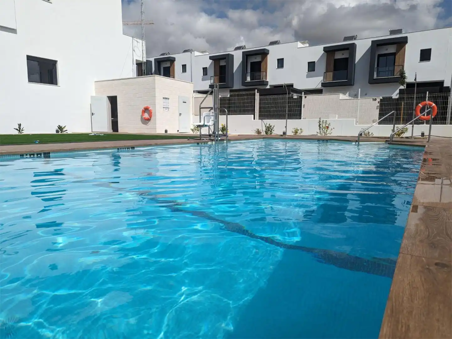 Houses for sale in Calle Zeus, 82, Los Molinos - Villa Blanca Swimming pool of Houses for sale in Almería Capital with Air Conditioner, Terrace and Swimming Pool