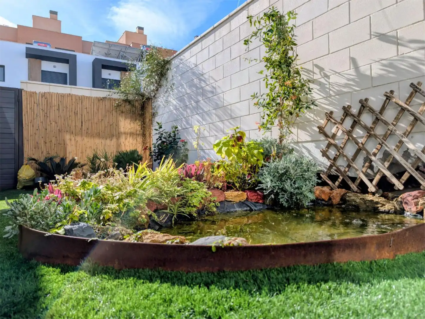 Houses for sale in Calle Zeus, 82, Los Molinos - Villa Blanca Garden of Houses for sale in Almería Capital with Air Conditioner, Terrace and Swimming Pool
