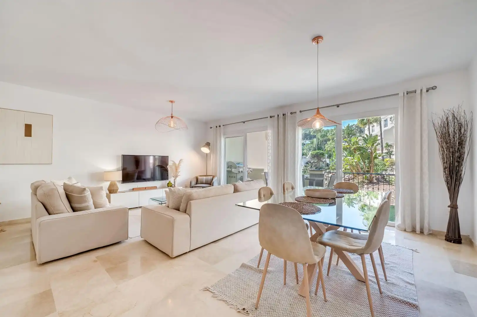Sala d'estar de Pis de lloguer en Marbella amb Aire condicionat, Calefacció i Jardí privat