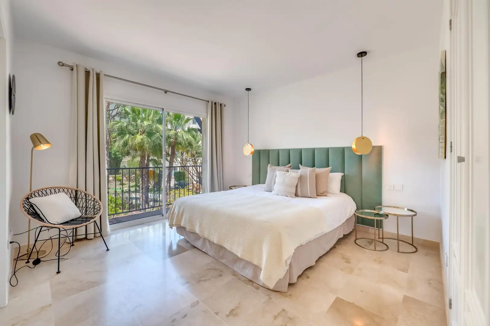 Dormitori de Pis de lloguer en Marbella amb Aire condicionat, Calefacció i Jardí privat