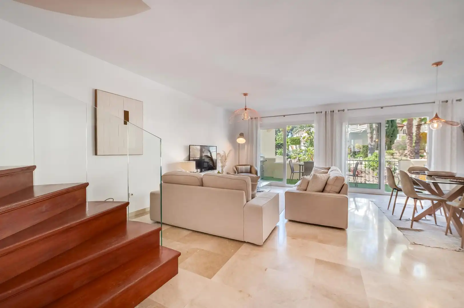 Sala d'estar de Pis de lloguer en Marbella amb Aire condicionat, Calefacció i Jardí privat