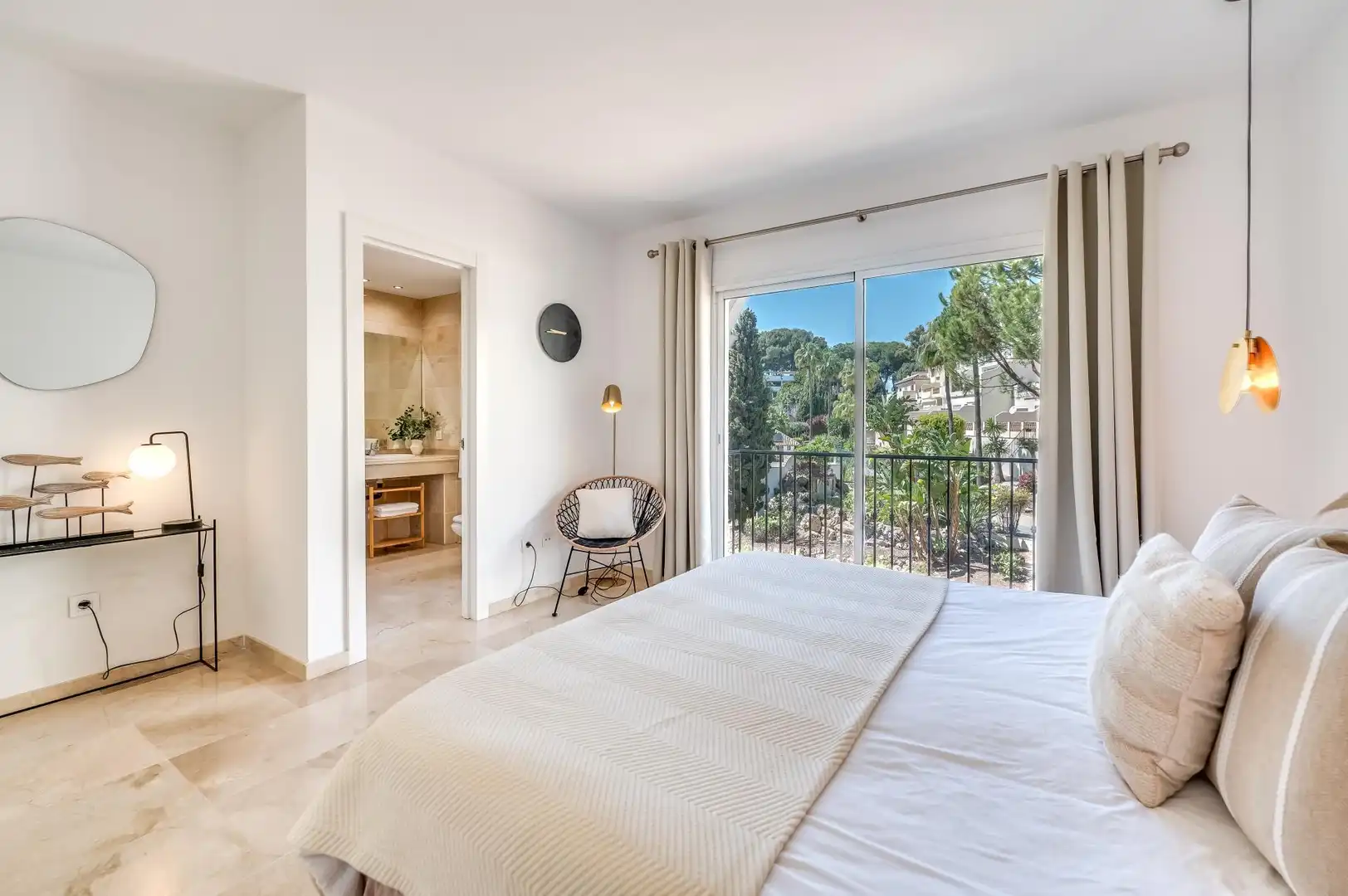 Dormitori de Pis de lloguer en Marbella amb Aire condicionat, Calefacció i Jardí privat