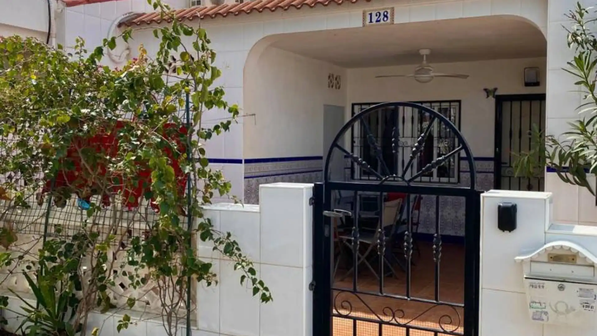 Vista exterior de Casa o xalet en venda en Torrevieja amb Aire condicionat, Calefacció i Jardí privat