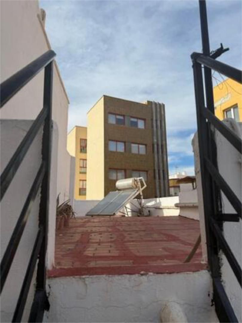 Vista exterior de Casa o xalet en venda en  Almería Capital amb Calefacció i Terrassa